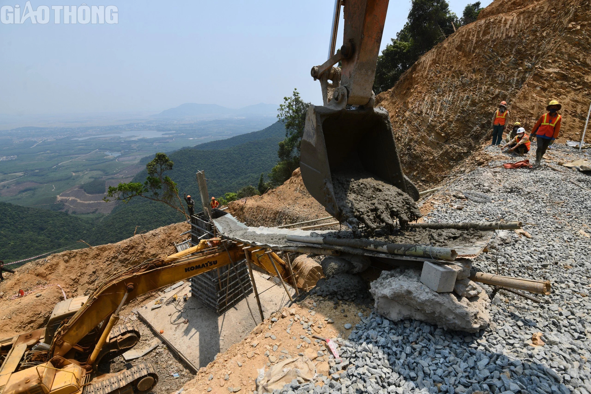 Công nhân mướt mồ hôi dưới cái nắng hơn 40 độ C nơi công trường đường dây 500kV mạch 3- Ảnh 12.