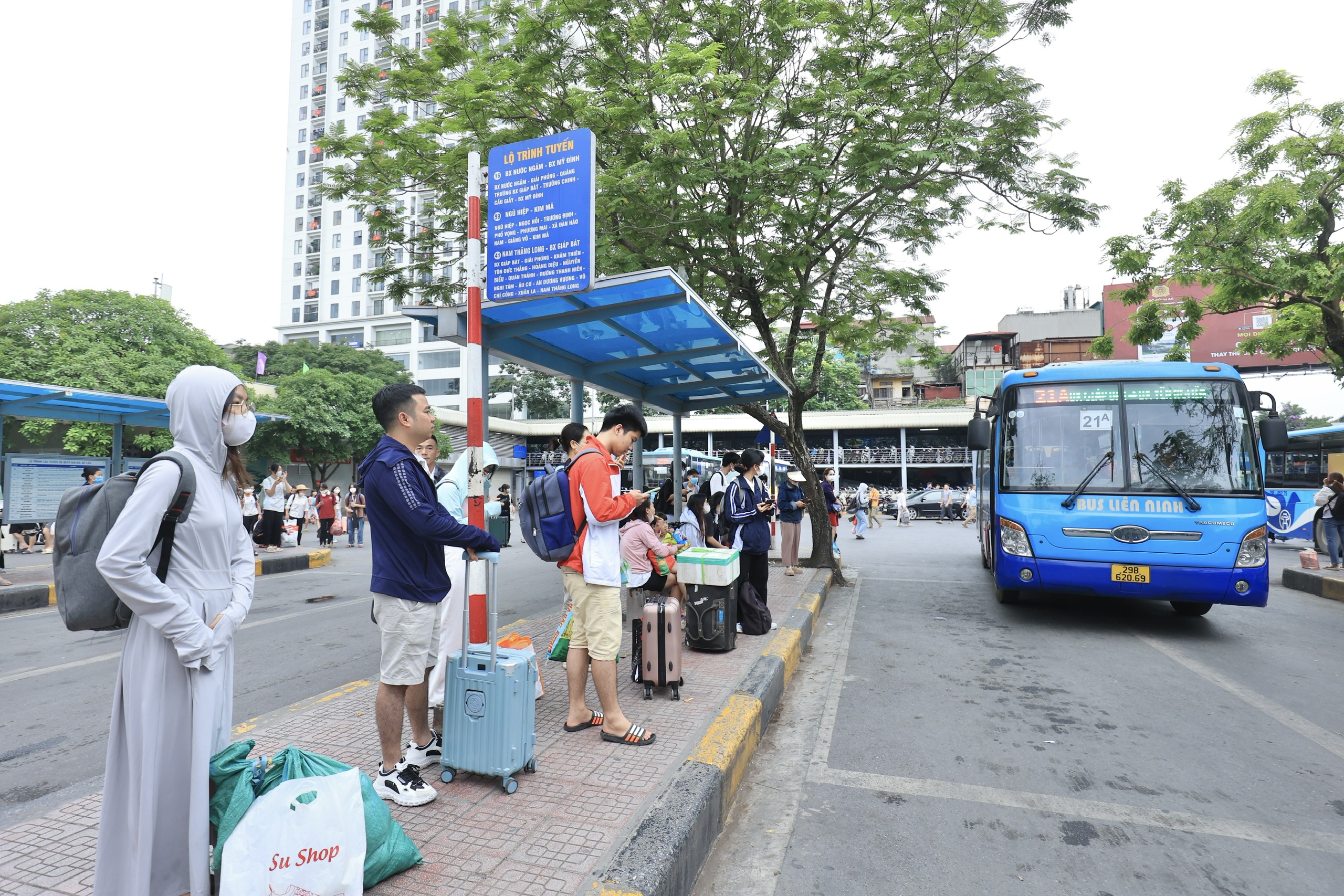 Cả vạn người quay lại Hà Nội ngày cuối nghỉ lễ, xe khách dồn dập về bến- Ảnh 20.