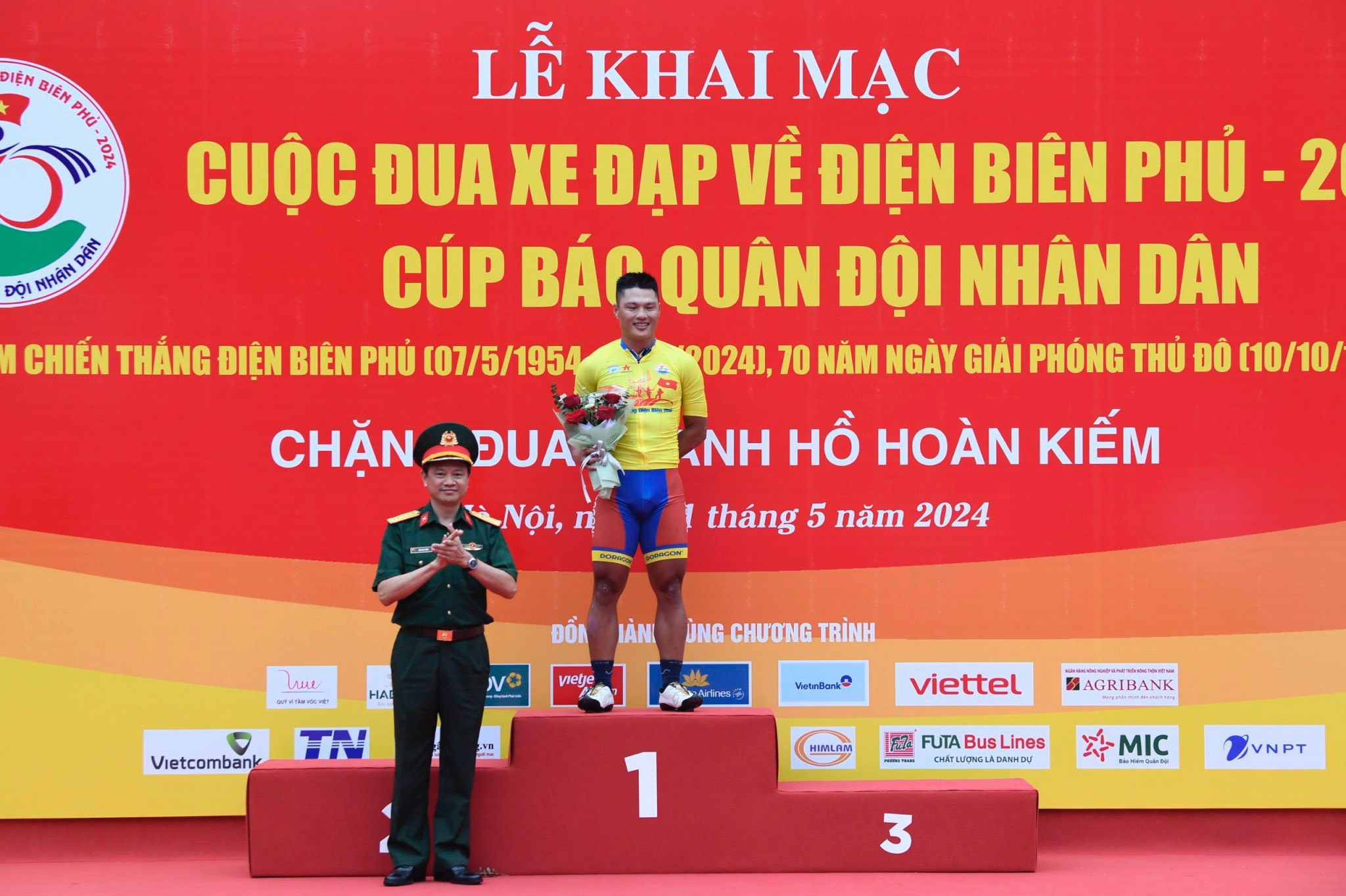 Cua-rơ của Đồng Tháp thắng chặng 1 Cuộc đua xe đạp về Điện Biên Phủ 2024- Ảnh 1.