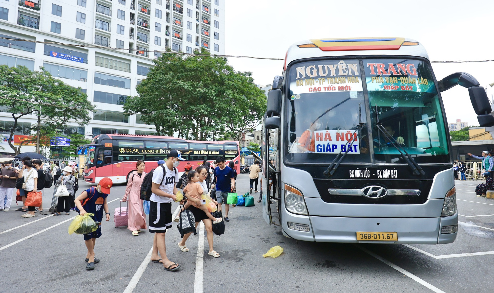 Cả vạn người quay lại Hà Nội ngày cuối nghỉ lễ, xe khách dồn dập về bến- Ảnh 10.