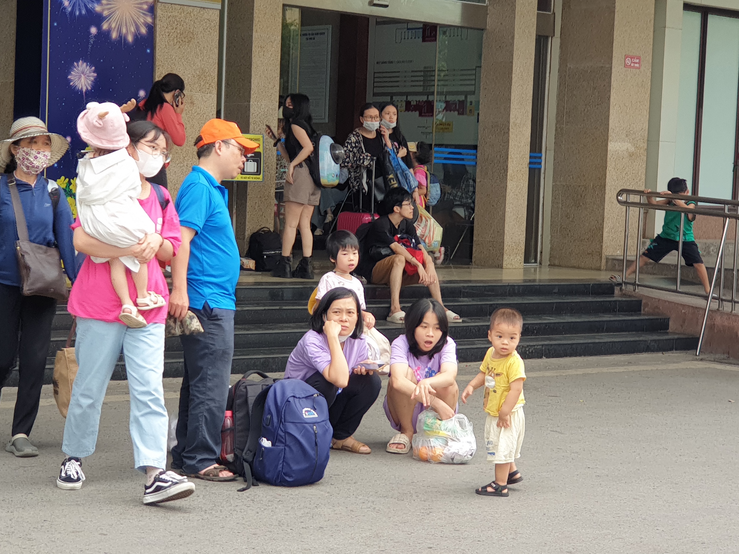Ngày cuối nghỉ lễ, khách nườm nượp về ga Hà Nội- Ảnh 14.
