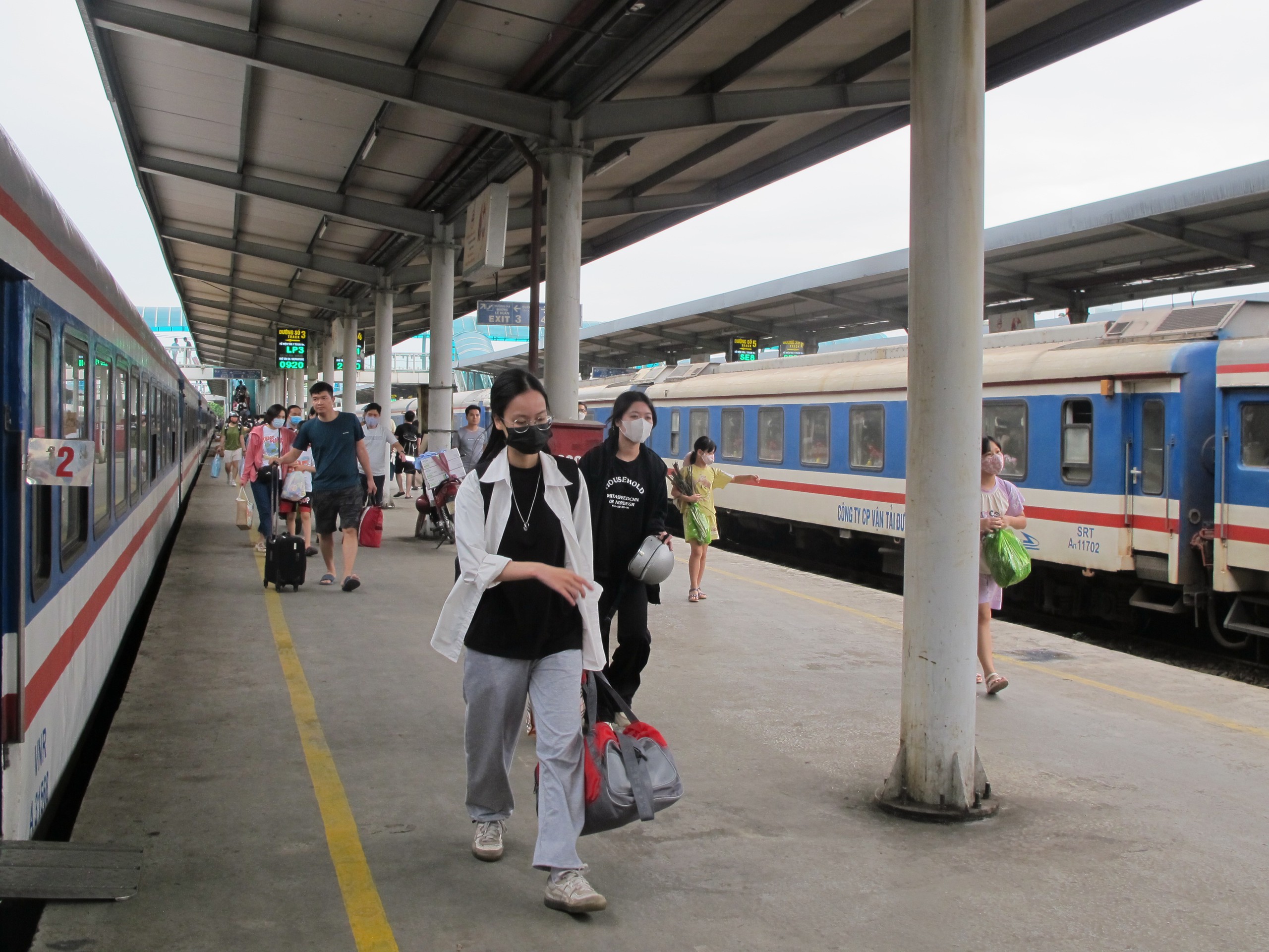 Ngày cuối nghỉ lễ, khách nườm nượp về ga Hà Nội- Ảnh 9.