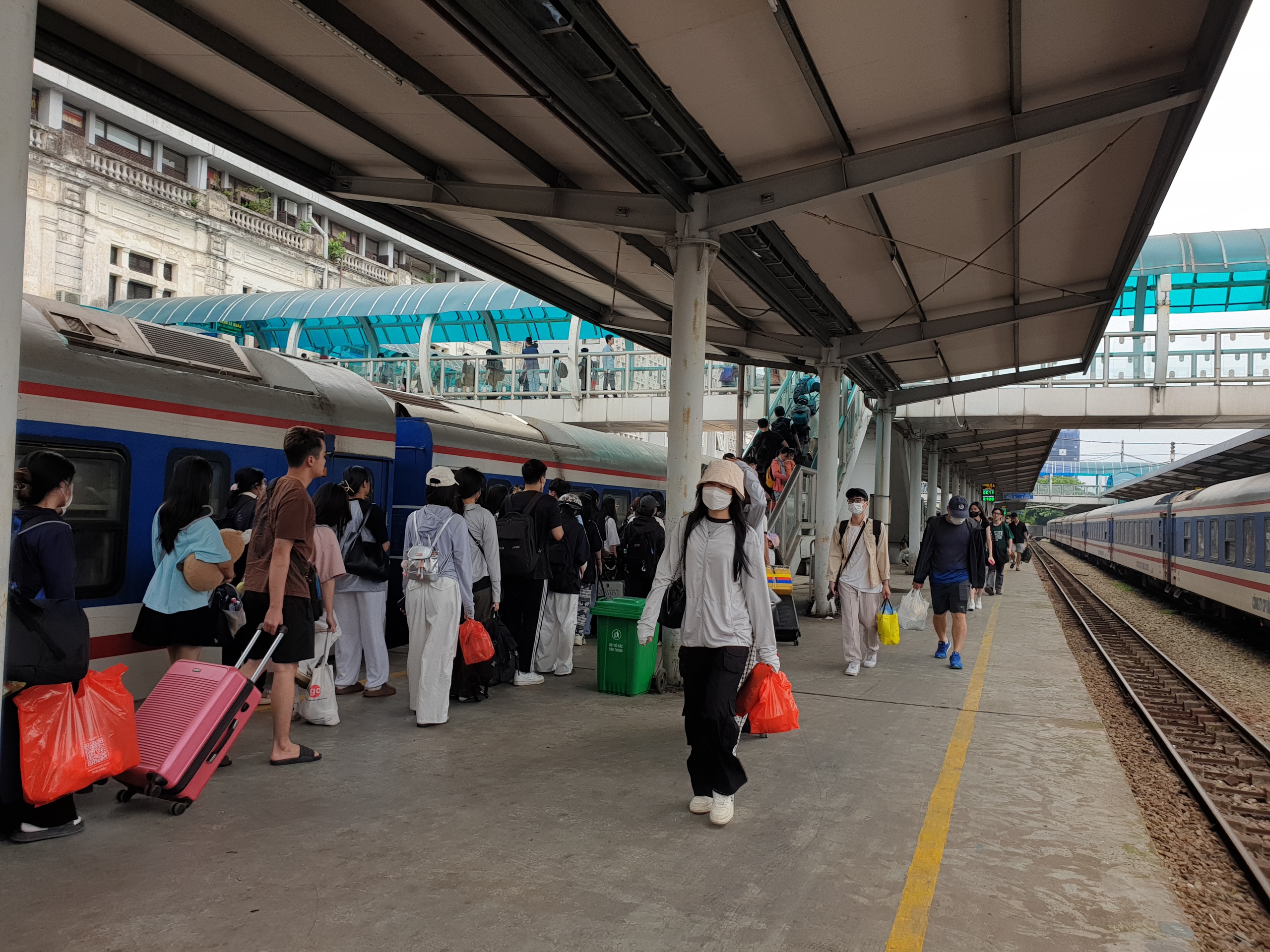 Ngày cuối nghỉ lễ, khách nườm nượp về ga Hà Nội- Ảnh 8.