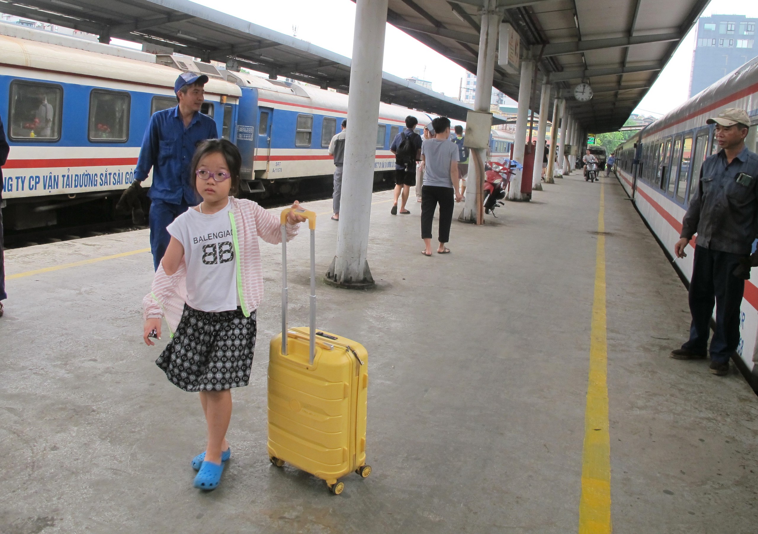 Ngày cuối nghỉ lễ, khách nườm nượp về ga Hà Nội- Ảnh 7.