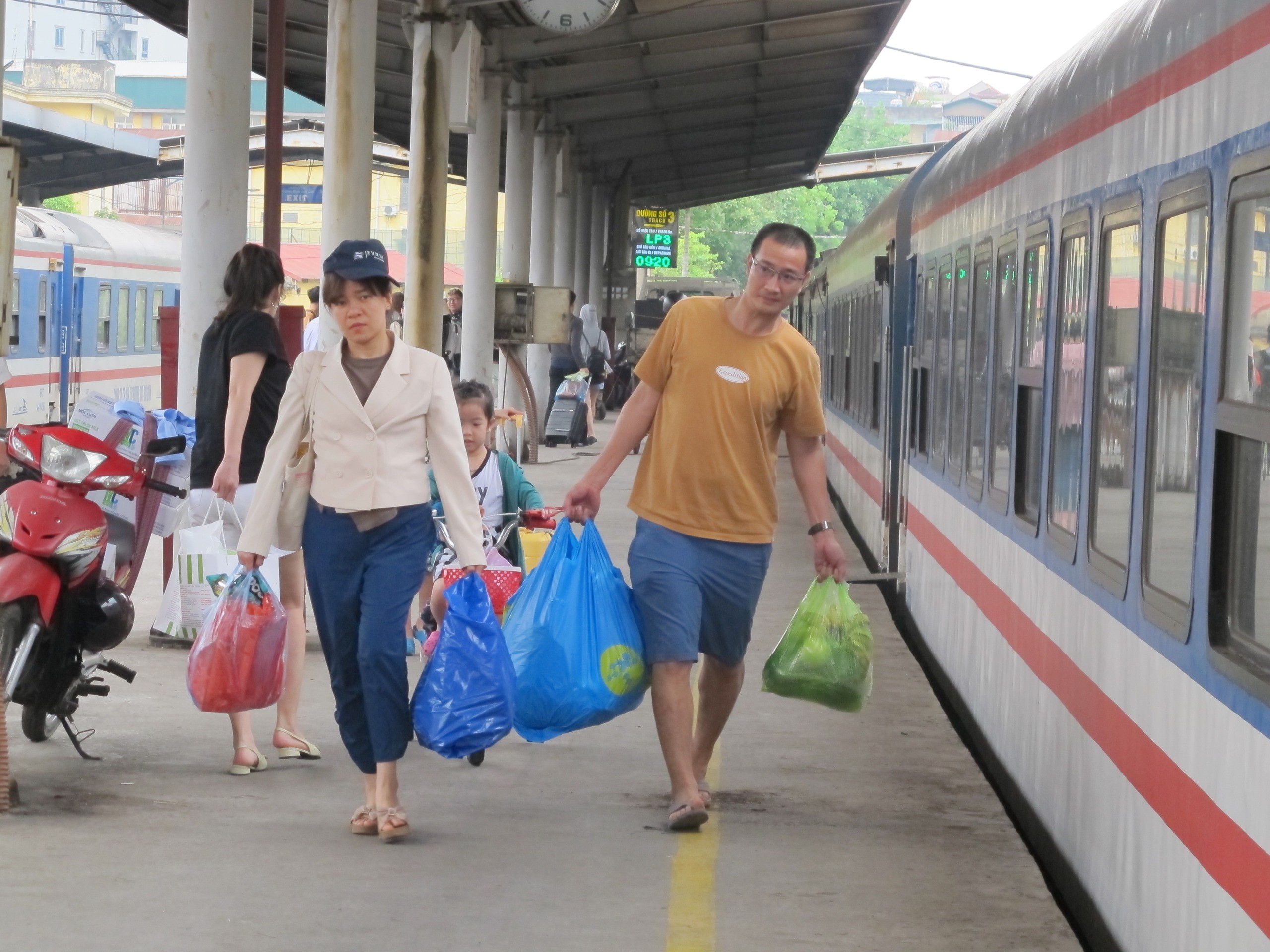 Ngày cuối nghỉ lễ, khách nườm nượp về ga Hà Nội- Ảnh 4.