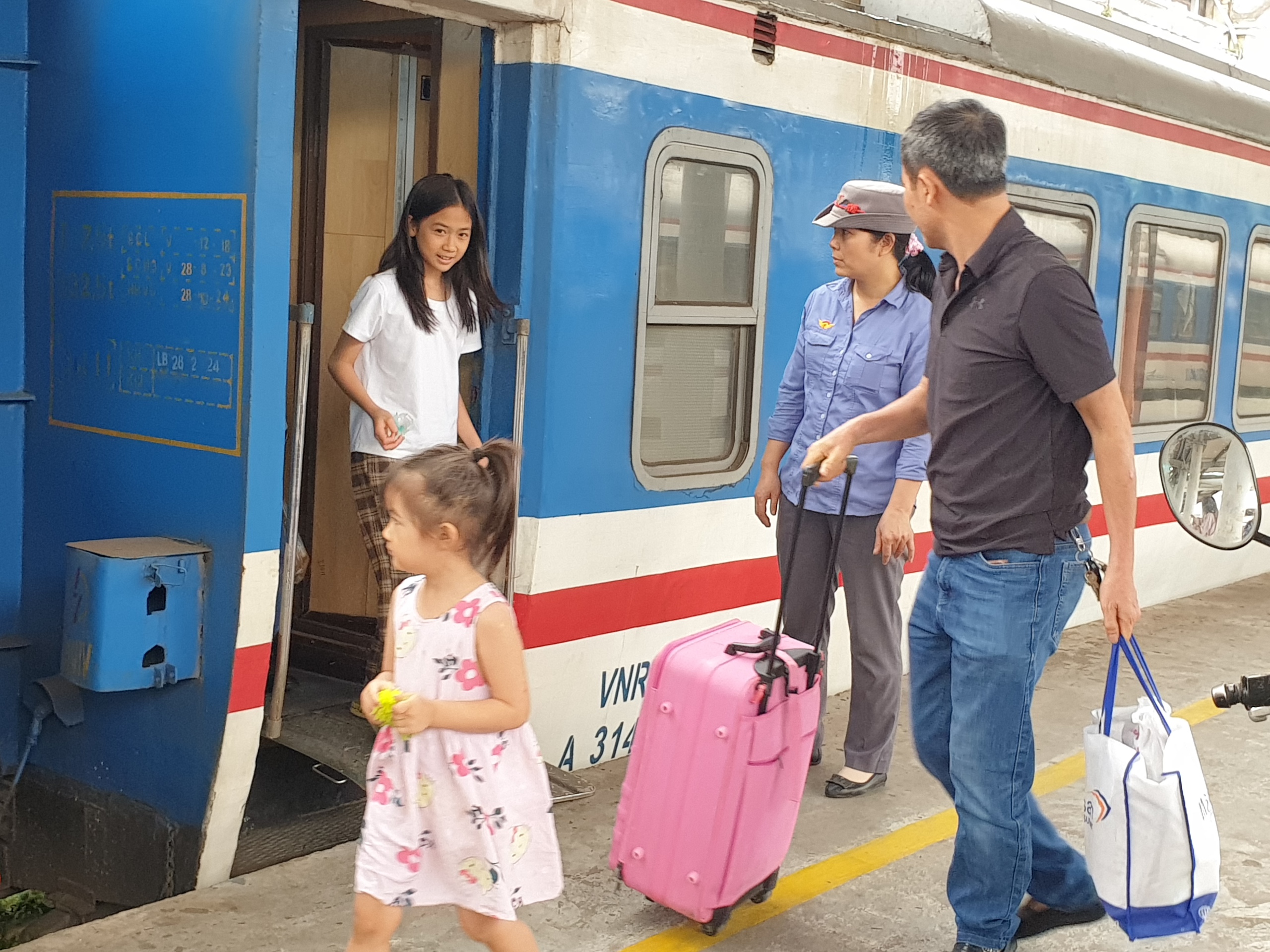 Ngày cuối nghỉ lễ, khách nườm nượp về ga Hà Nội- Ảnh 1.