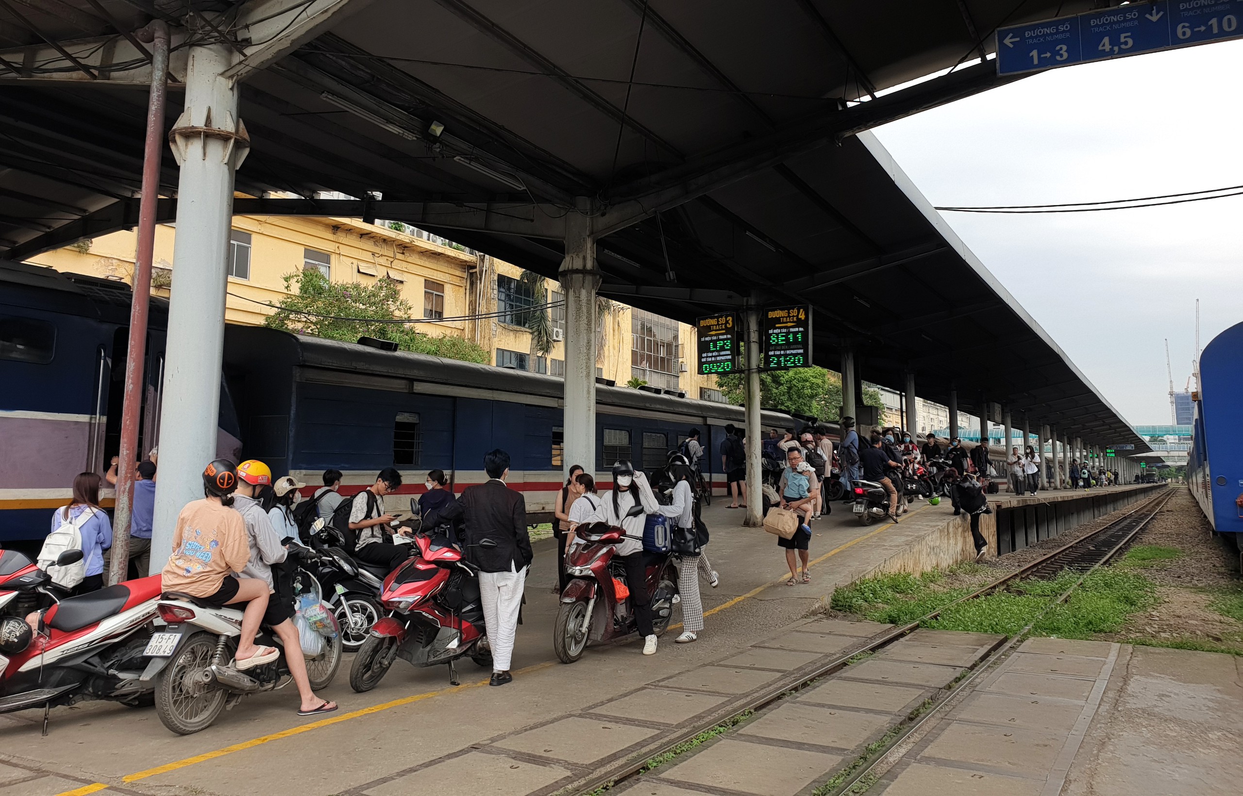 Ngày cuối nghỉ lễ, khách nườm nượp về ga Hà Nội- Ảnh 12.
