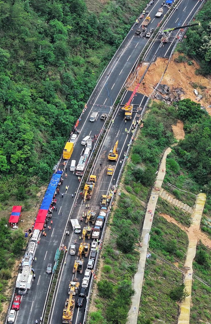 Cao tốc Trung Quốc sạt lở hàng chục phương tiện bị rơi, thương vong nghiêm trọng- Ảnh 1.