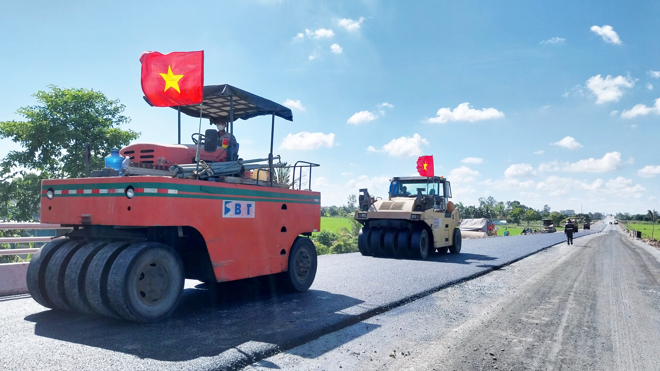 Công trường tuyến tránh thành phố Long Xuyên rộn ràng ngày nghỉ lễ- Ảnh 2.