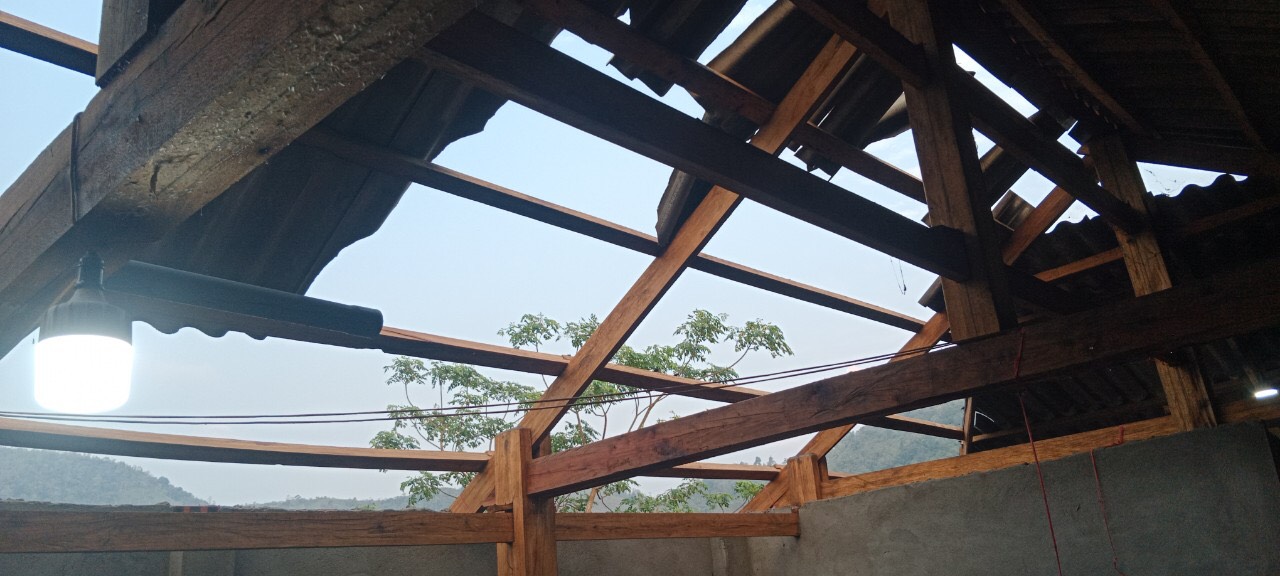 Dông lốc, hàng trăm ngôi nhà ở Lào Cai, Yên Bái bị tốc mái- Ảnh 1.