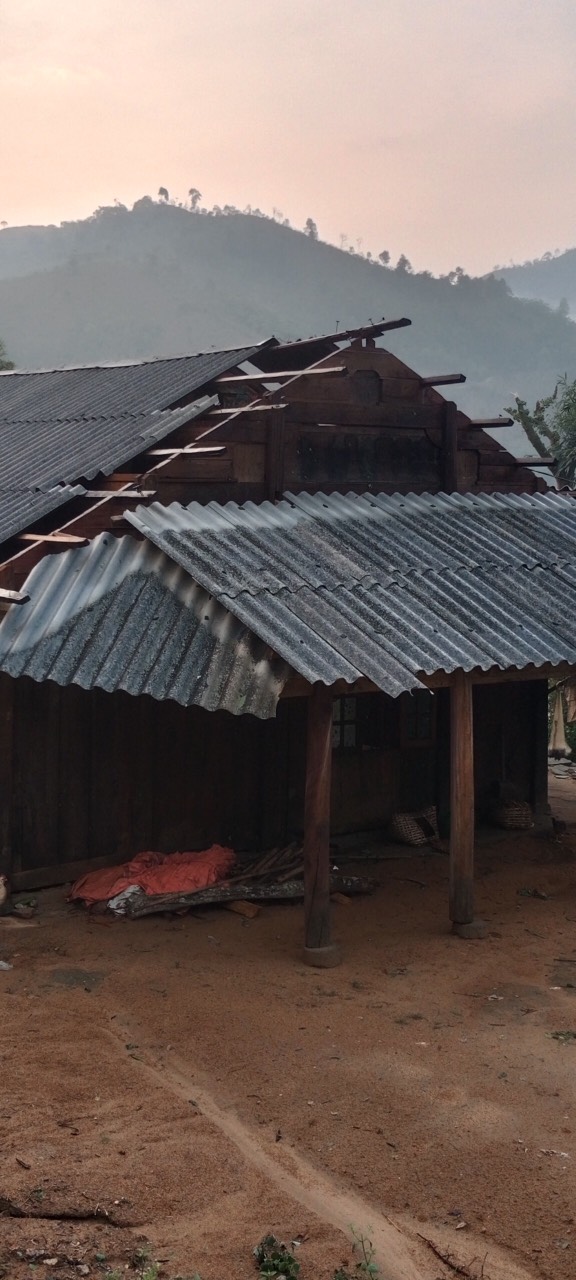 Dông lốc, hàng trăm ngôi nhà ở Lào Cai, Yên Bái bị tốc mái- Ảnh 2.