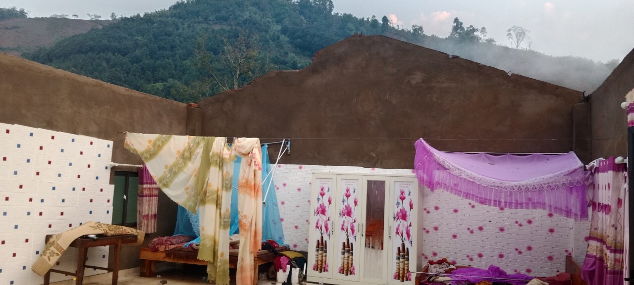 Dông lốc, hàng trăm ngôi nhà ở Lào Cai, Yên Bái bị tốc mái- Ảnh 3.