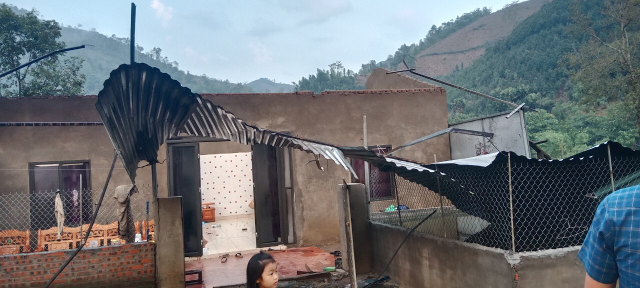 Dông lốc, hàng trăm ngôi nhà ở Lào Cai, Yên Bái bị tốc mái- Ảnh 5.