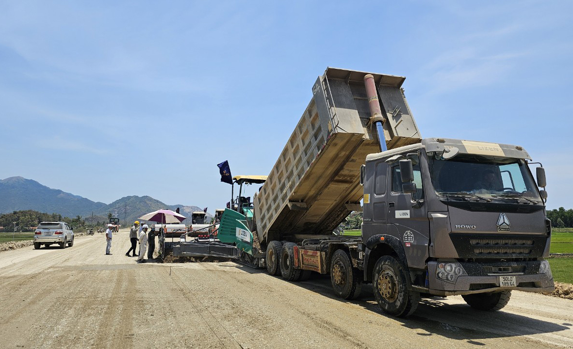Nhà thầu Lizen thi công xuyên lễ trên cao tốc Vân Phong - Nha Trang- Ảnh 4.
