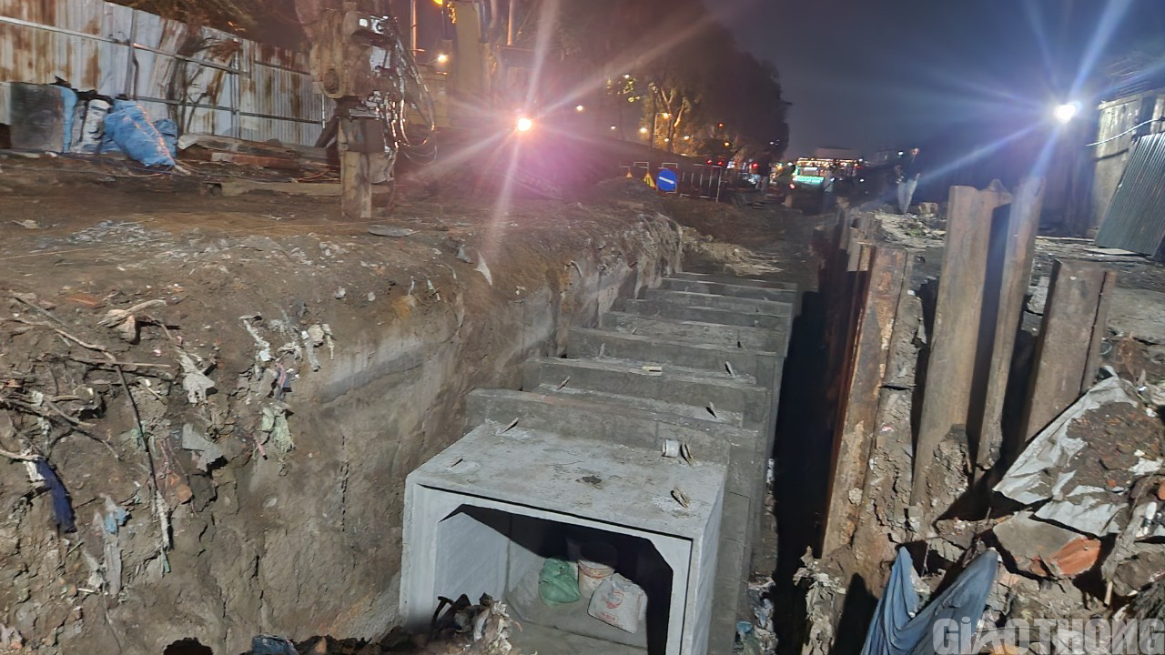 Xuyên đêm di dời đường điện, nước thi công tuyến metro Bến Thành - Tham Lương- Ảnh 4.