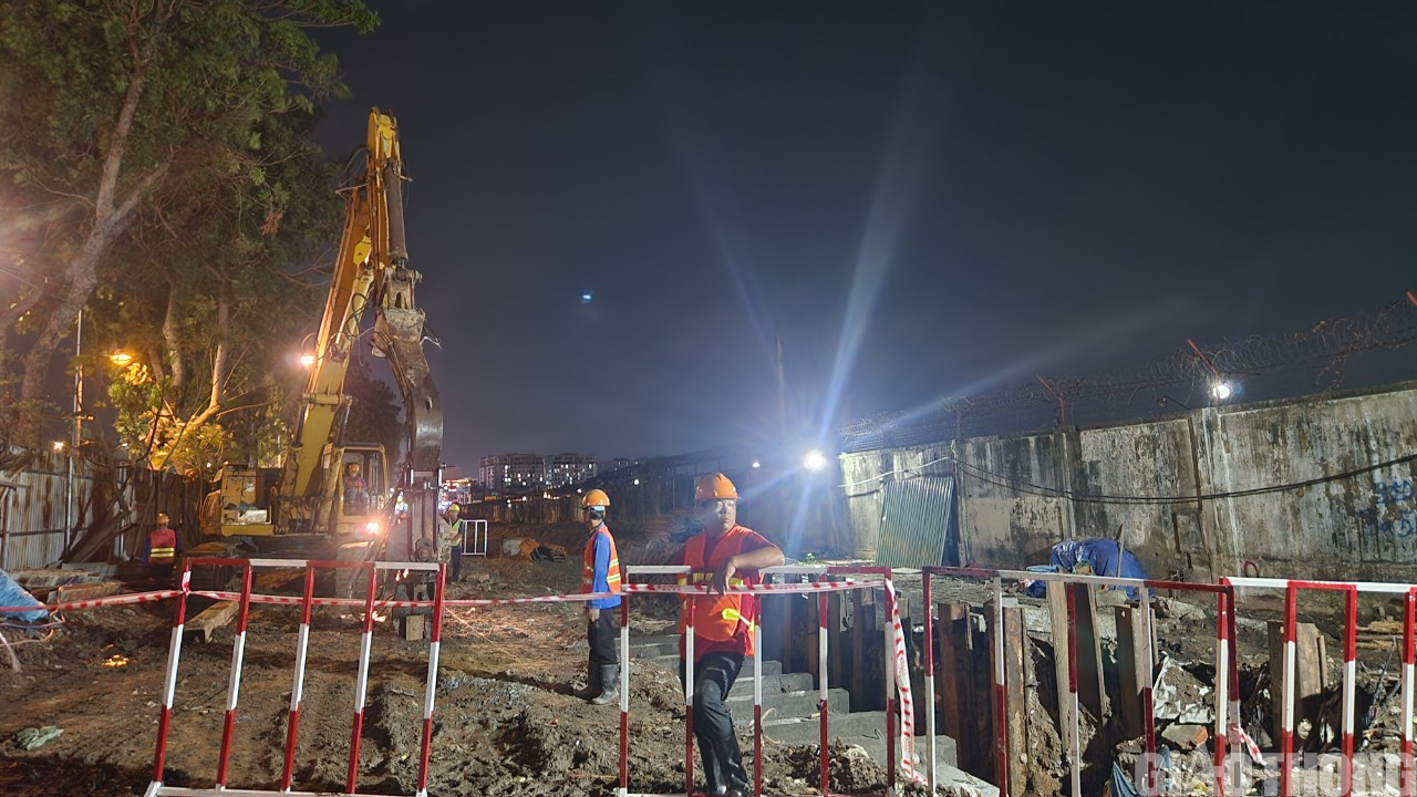 Xuyên đêm di dời đường điện, nước thi công tuyến metro Bến Thành - Tham Lương- Ảnh 2.