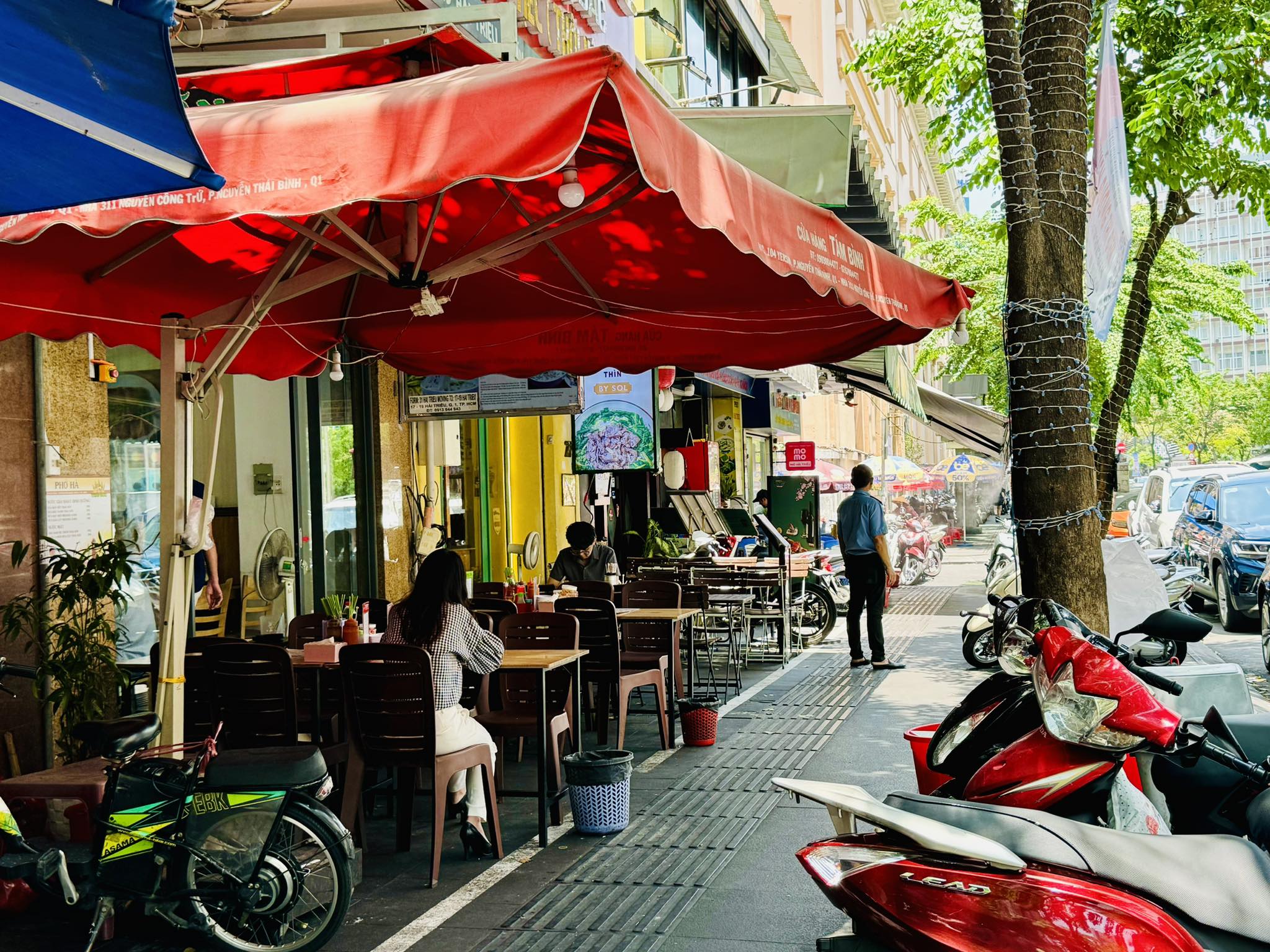 Tạm ngưng thu phí vỉa hè tại TP.HCM: Khi nào triển khai trở lại?- Ảnh 2.