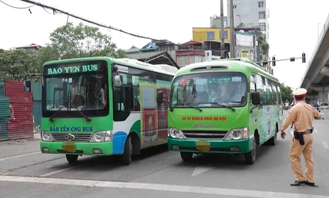 Hà Nội chấn chỉnh lái xe buýt vi phạm giao thông, dừng sai điểm đỗ- Ảnh 1.