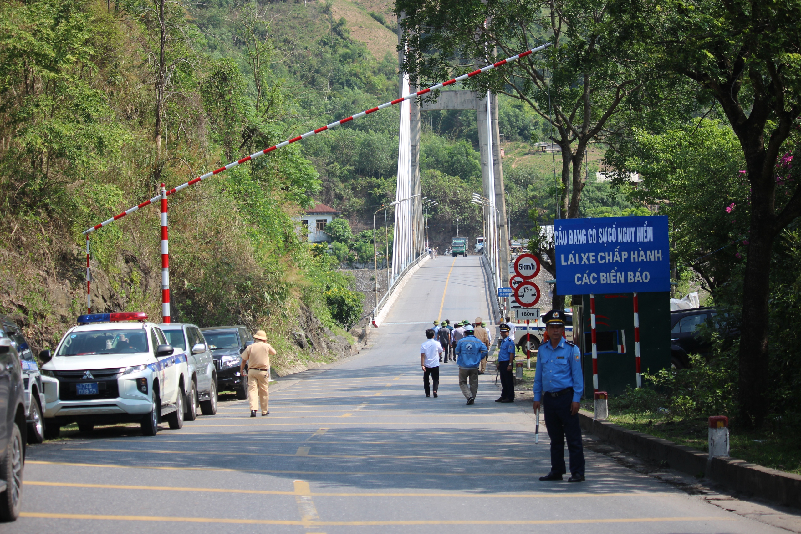 Lập chốt điều tiết xe tải trọng nặng qua cầu Đắkrông- Ảnh 1.