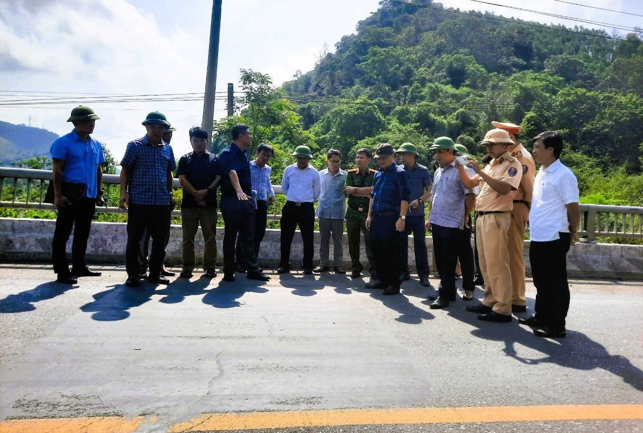 Lập chốt điều tiết xe tải trọng nặng qua cầu Đắkrông- Ảnh 3.