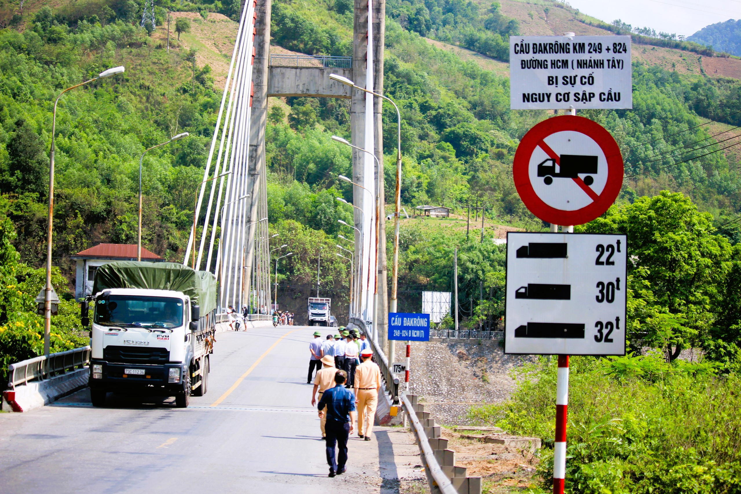 Lập chốt điều tiết xe tải trọng nặng qua cầu Đắkrông- Ảnh 4.