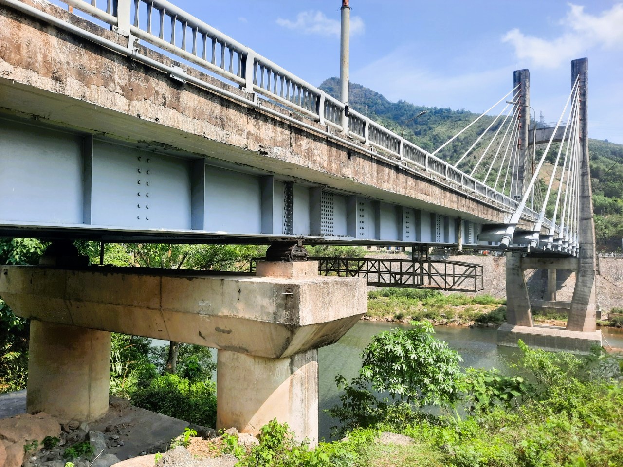 Lập chốt điều tiết xe tải trọng nặng qua cầu Đắkrông- Ảnh 5.