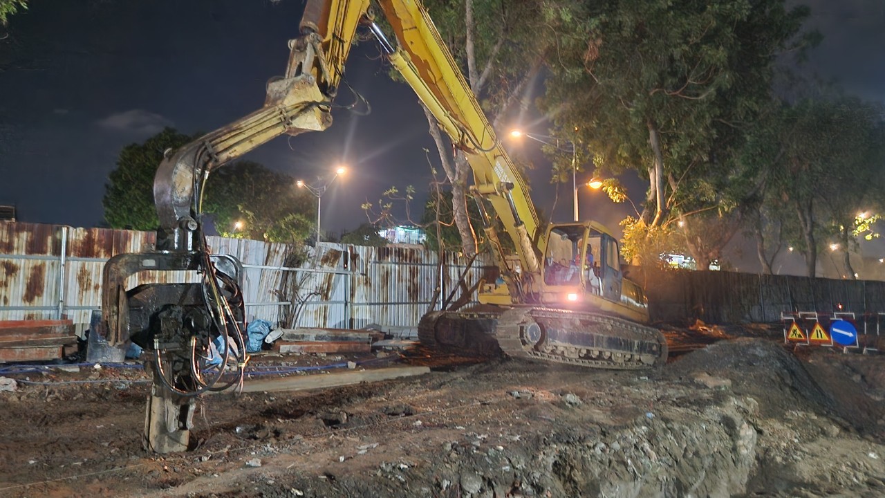 Xuyên đêm di dời đường điện, nước thi công tuyến metro Bến Thành - Tham Lương- Ảnh 1.