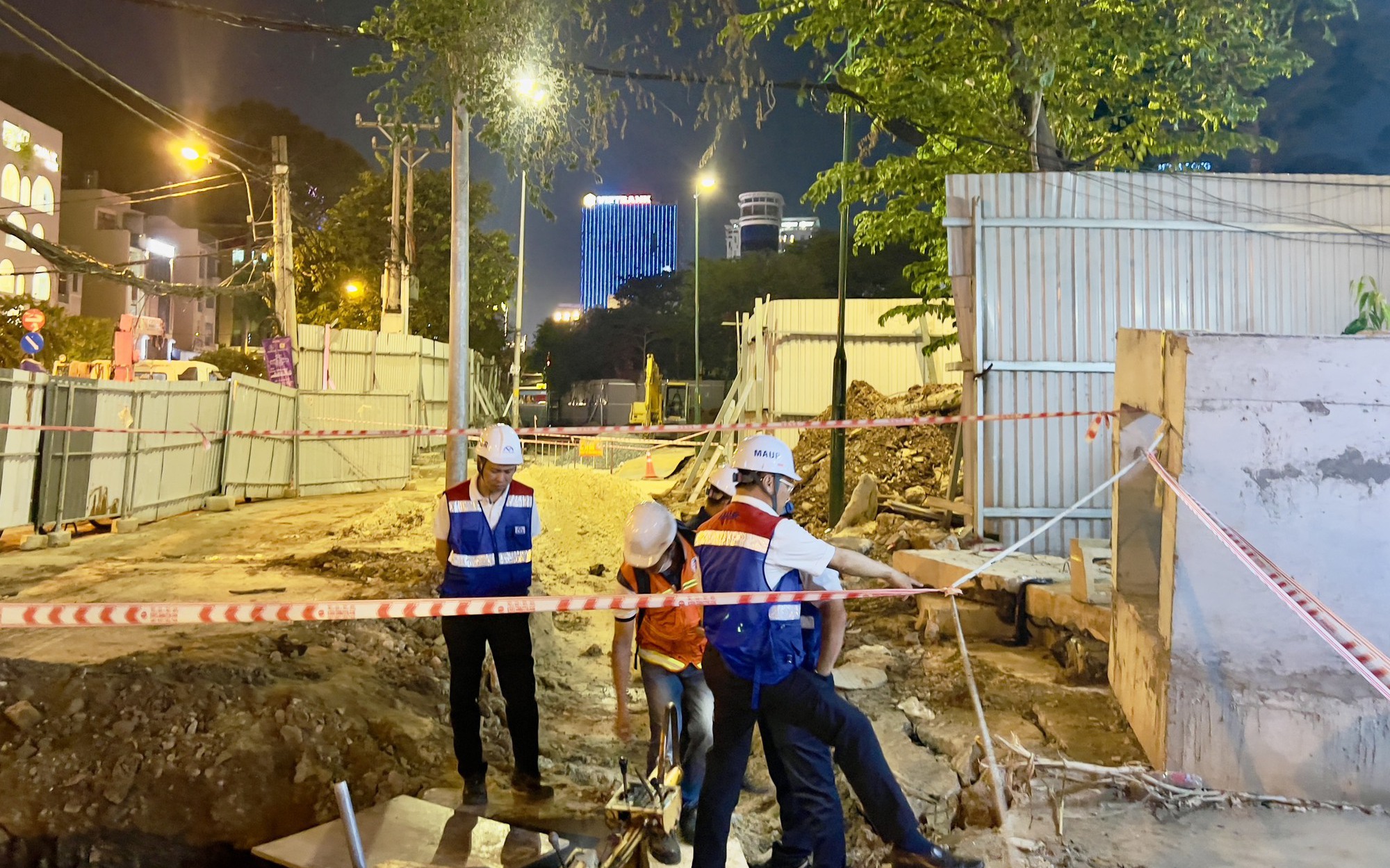 Xuyên đêm di dời đường điện, nước thi công tuyến metro Bến Thành - Tham Lương