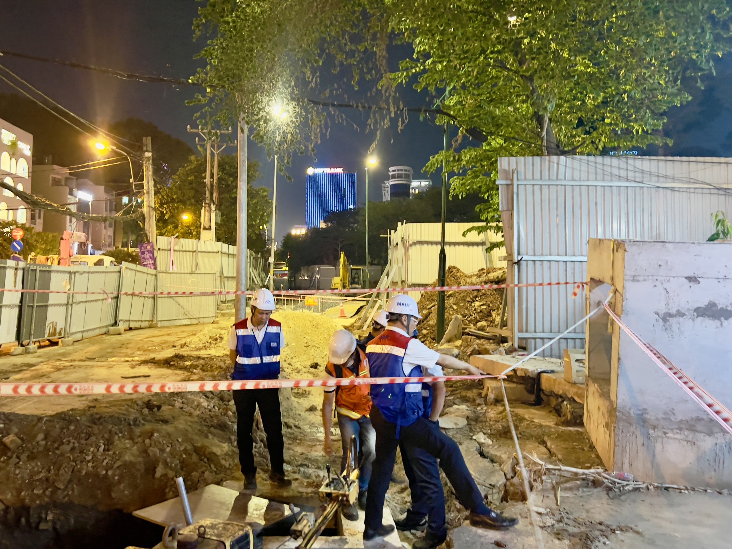 Xuyên đêm di dời đường điện, nước thi công tuyến metro Bến Thành - Tham Lương- Ảnh 5.