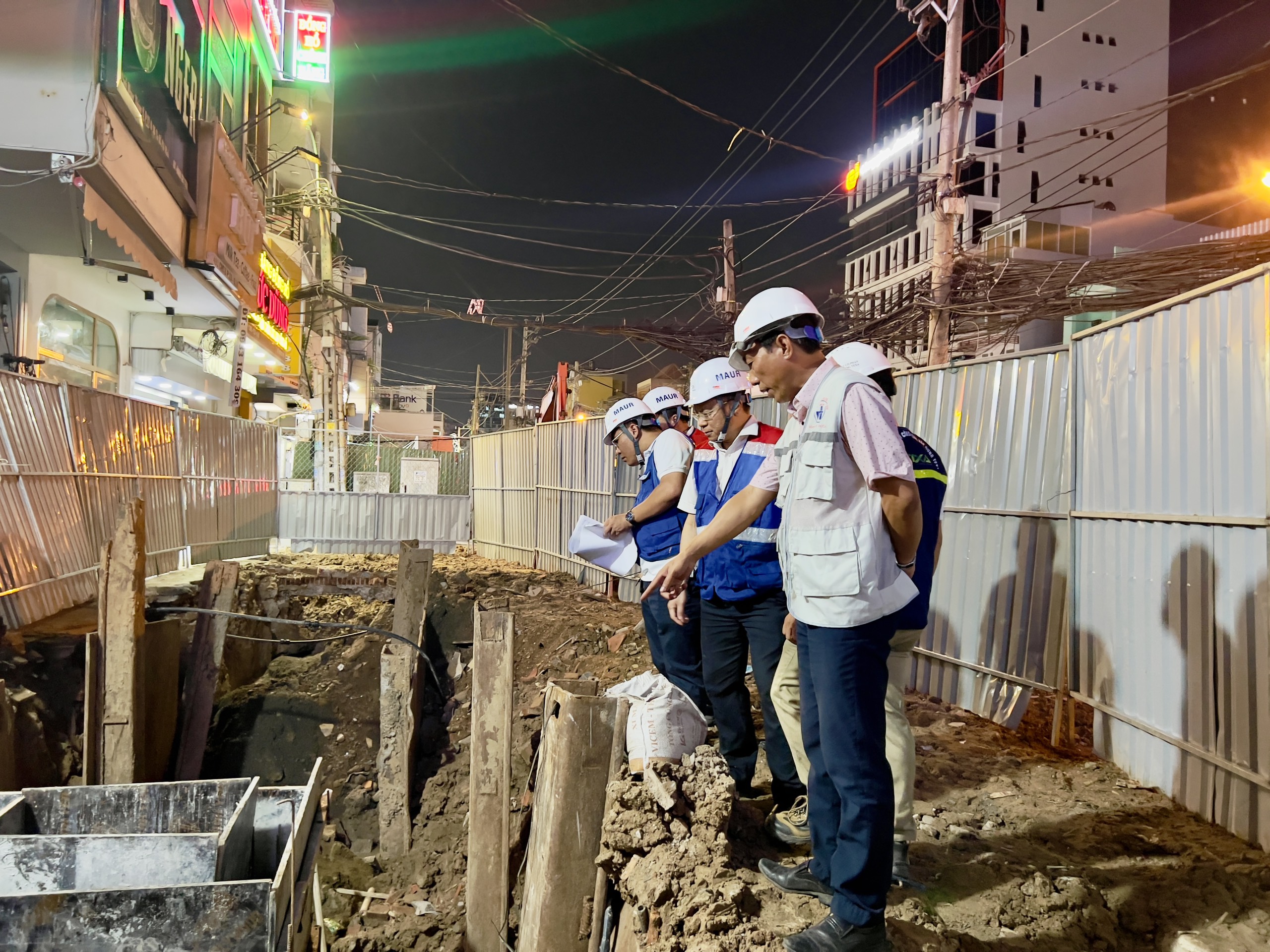 Xuyên đêm di dời đường điện, nước thi công tuyến metro Bến Thành - Tham Lương- Ảnh 7.