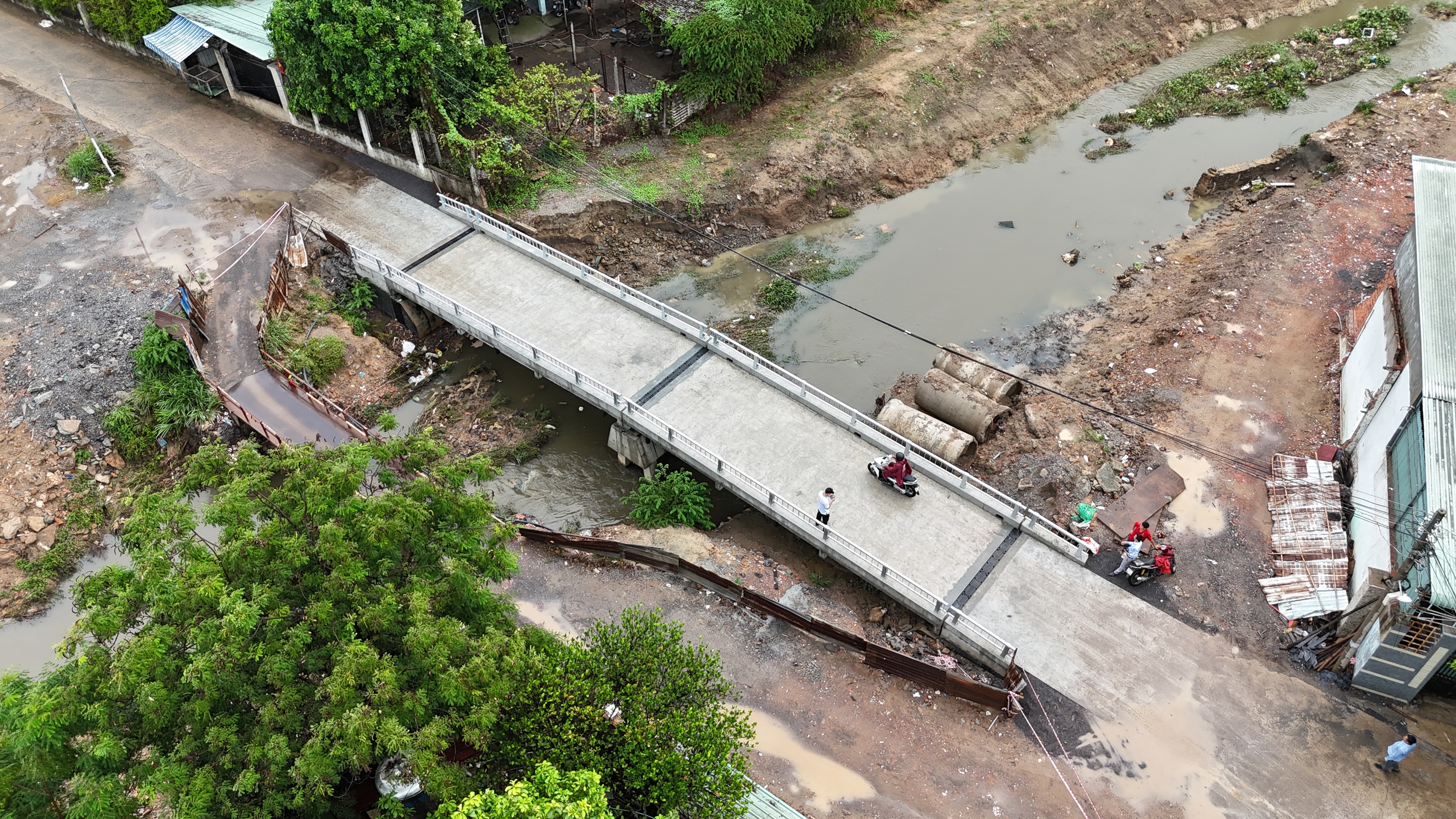Đồng Nai: Suối Cầu Quan đã có cầu mới, dân an tâm lưu thông mùa mưa- Ảnh 1.