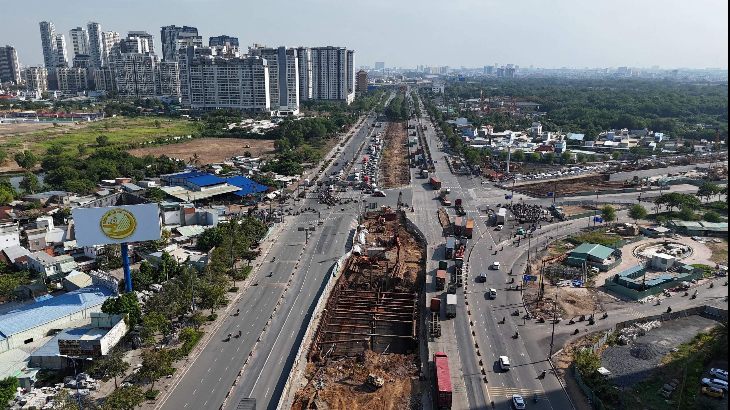 Ngày đầu thay đổi giao thông nút giao An Phú, bỡ ngỡ nhưng không rối loạn- Ảnh 8.