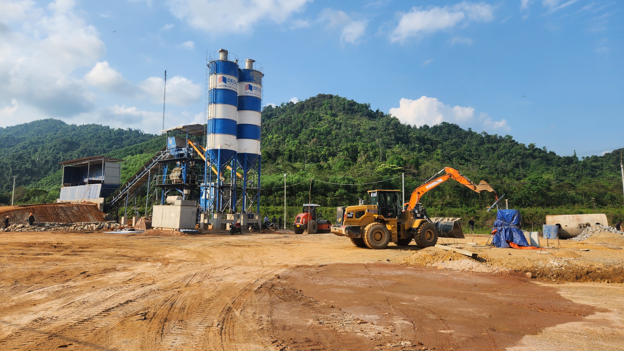 Công nhân dựng lán trong rừng, bạt nút mở đường tàu xuyên đèo Khe Nét- Ảnh 2.