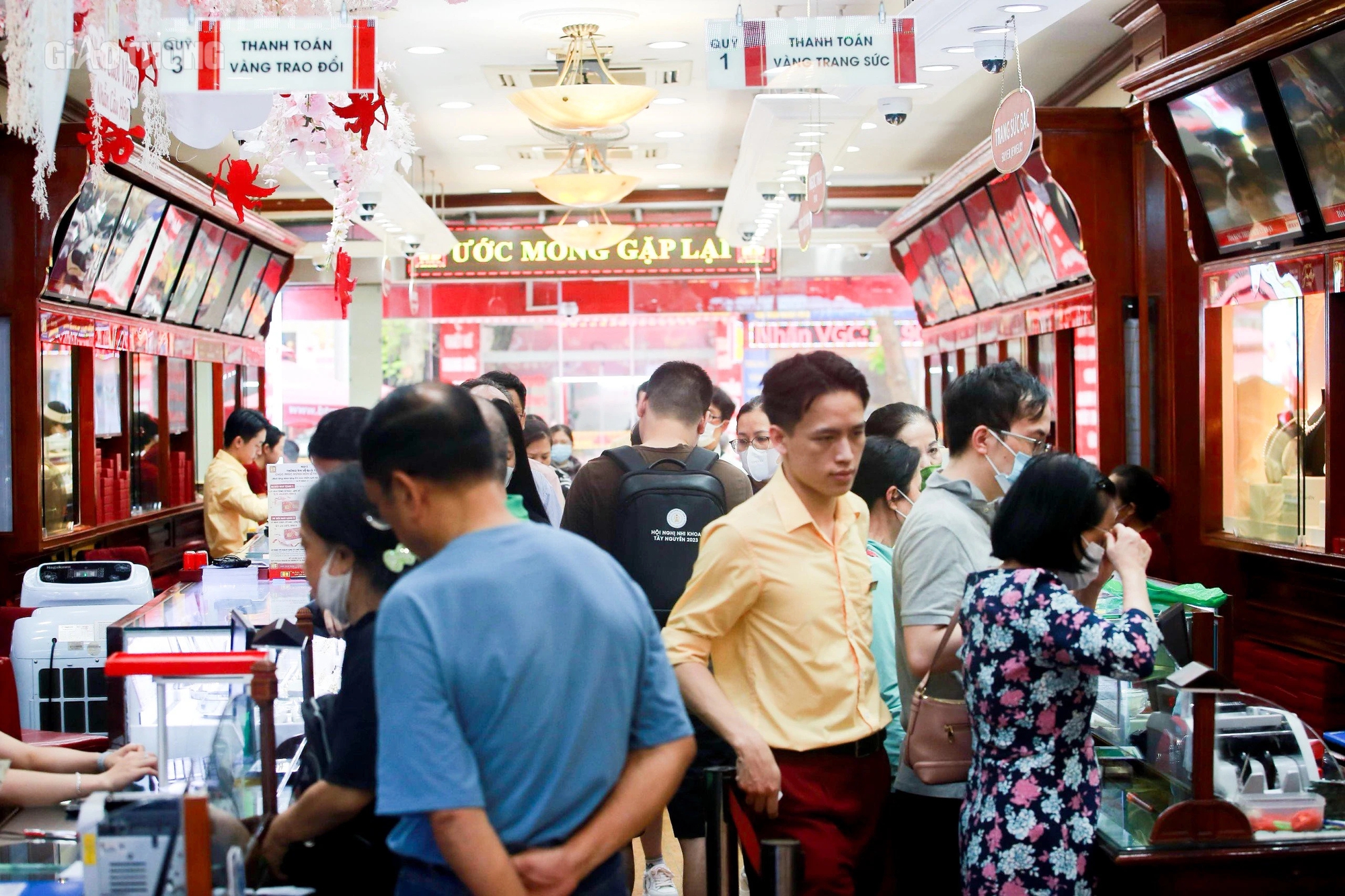 Kéo nhau đi mua vàng khi giá cao, nhẫn tròn trơn hết hàng- Ảnh 5.