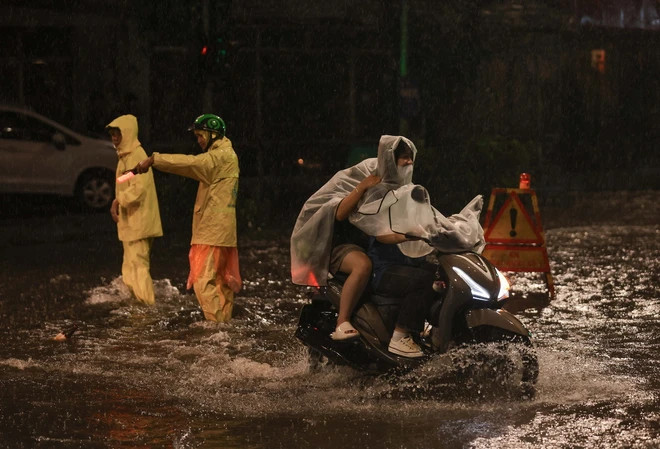 Hà Nội: Nhiều tuyến phố ngập sâu sau trận mưa lớn- Ảnh 1.