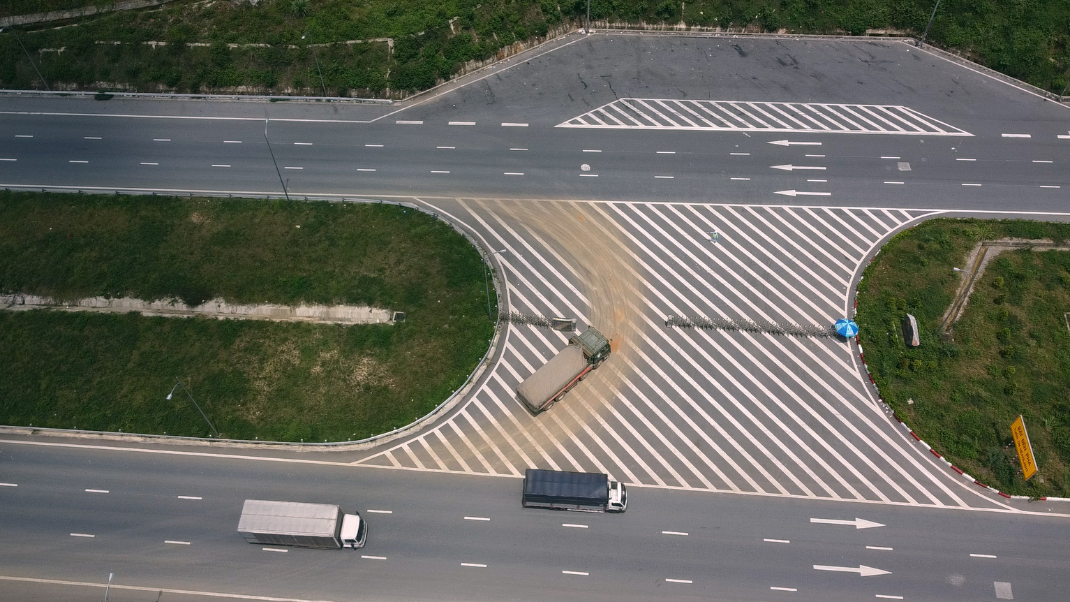 Công an xác minh việc nhiều xe chở đất phá rào vào cao tốc Mai Sơn - Quốc lộ 45- Ảnh 1.