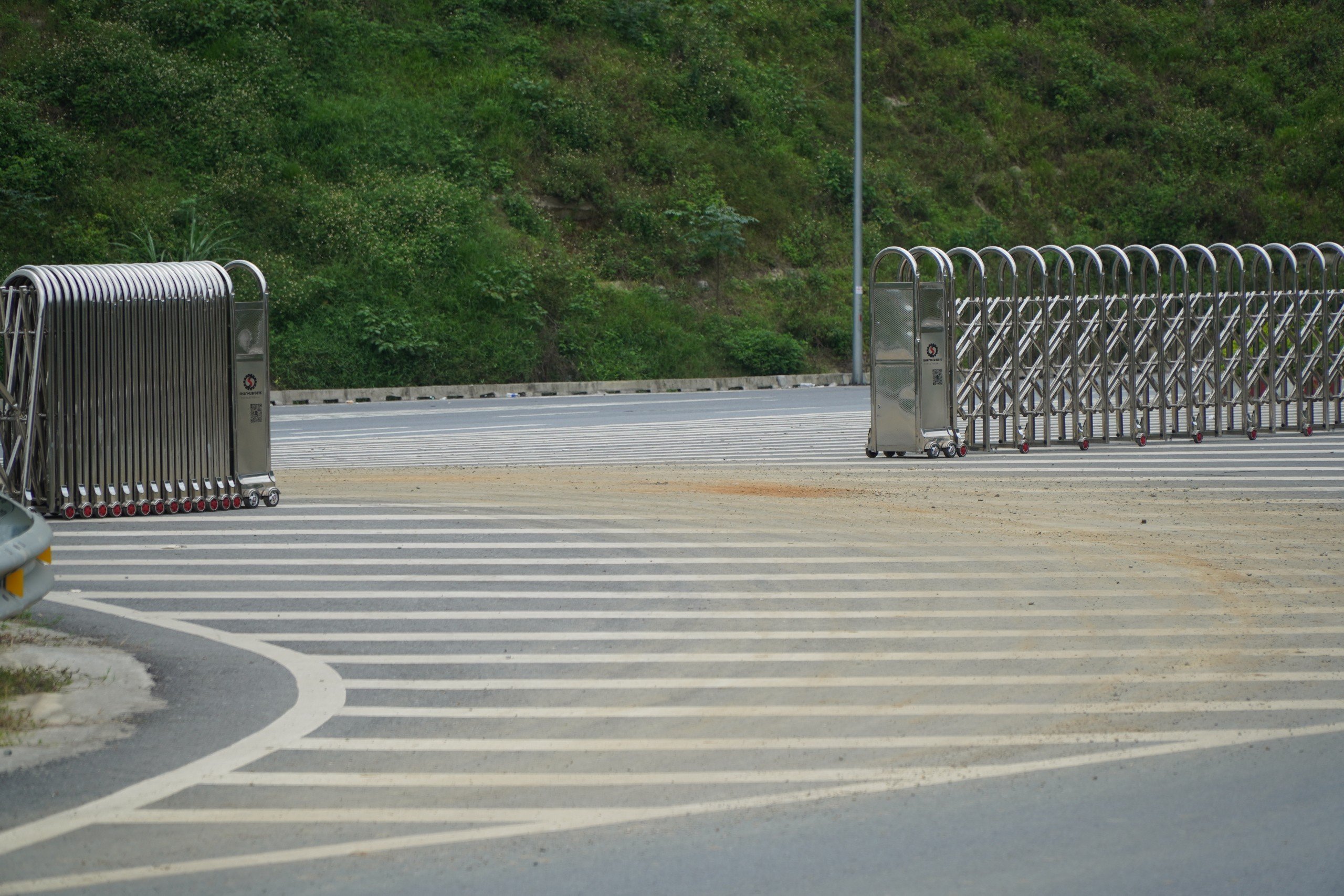 Nhiều xe chở đất phá hàng rào để vào cao tốc Mai Sơn - Quốc lộ 45- Ảnh 2.