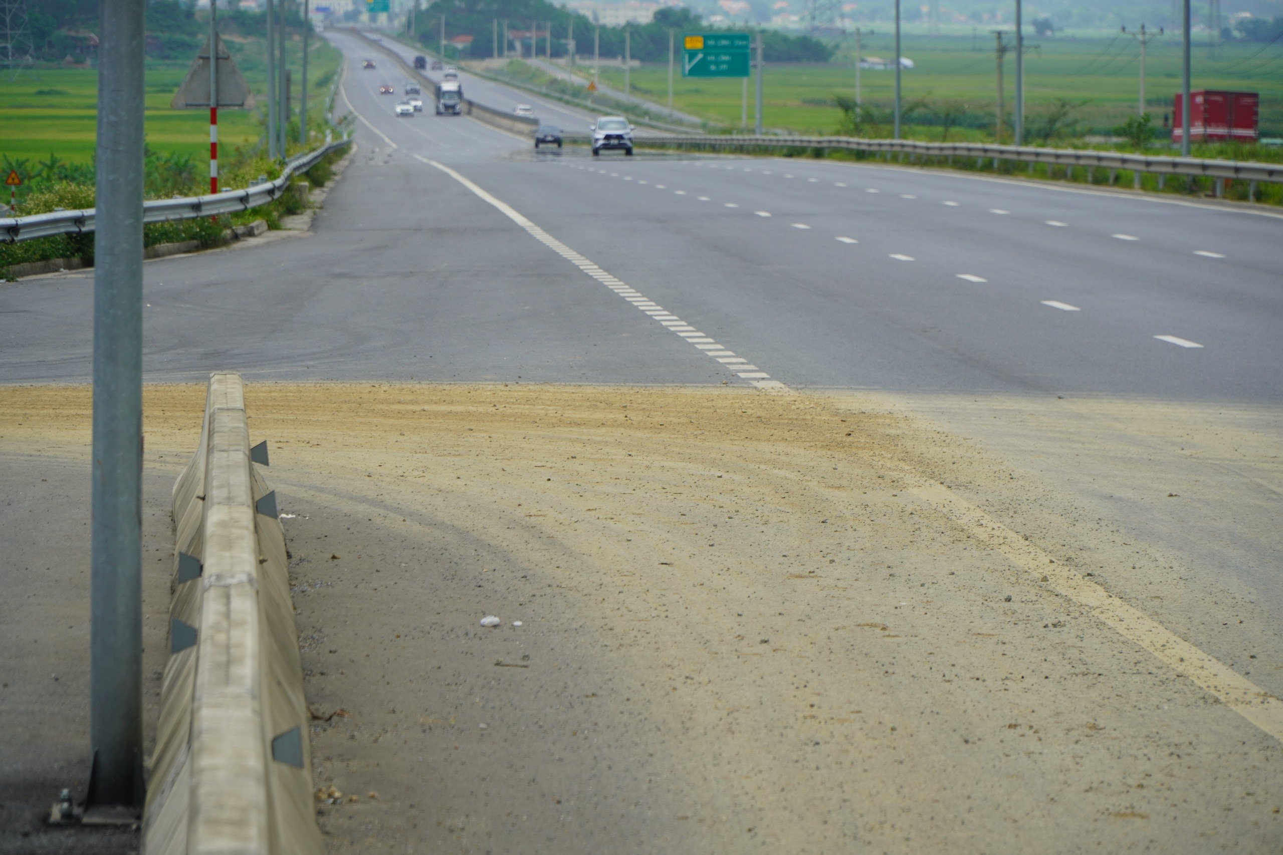 Nhiều xe chở đất phá hàng rào để vào cao tốc Mai Sơn - Quốc lộ 45- Ảnh 4.