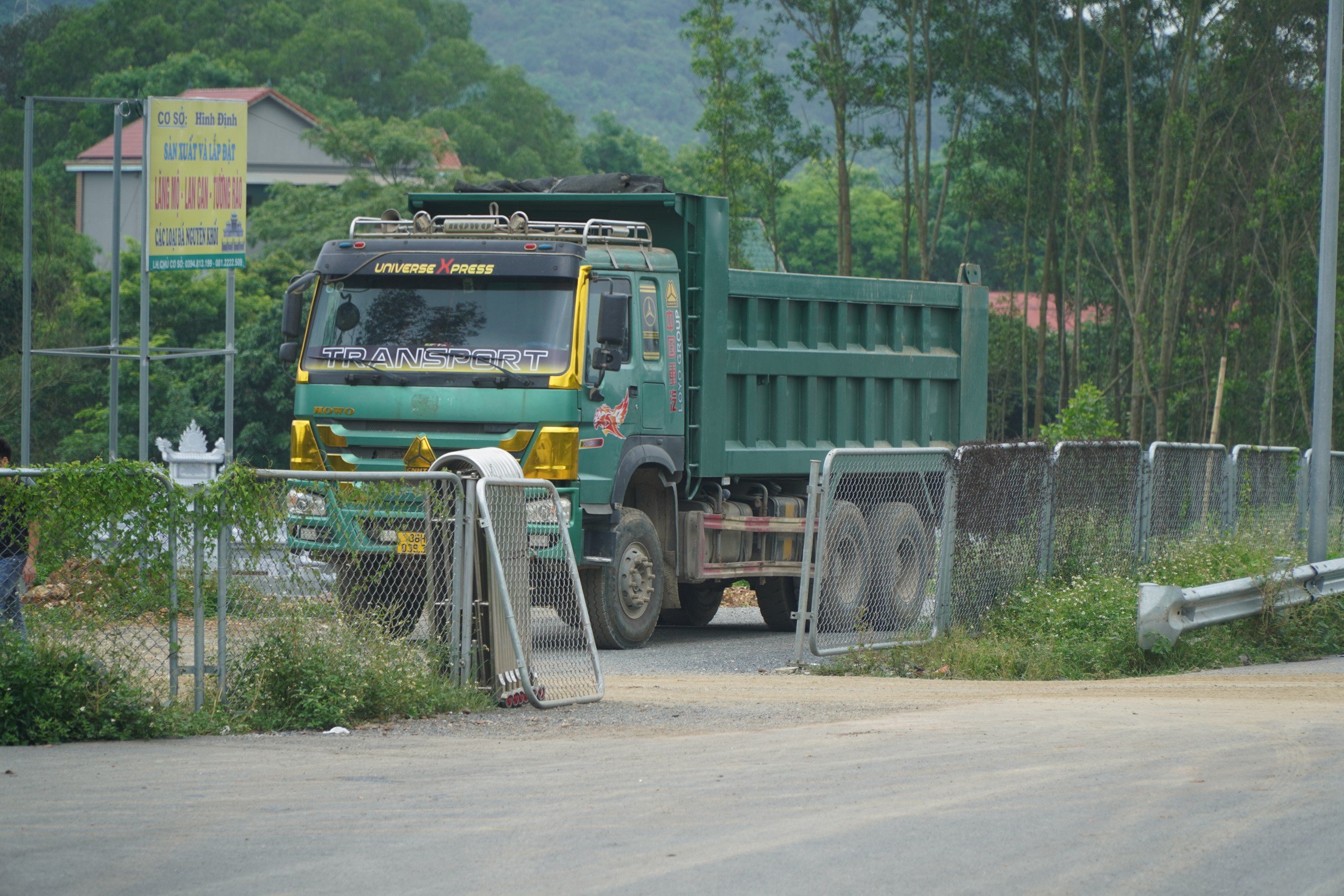 Nhiều xe chở đất phá hàng rào để vào cao tốc Mai Sơn - Quốc lộ 45- Ảnh 3.