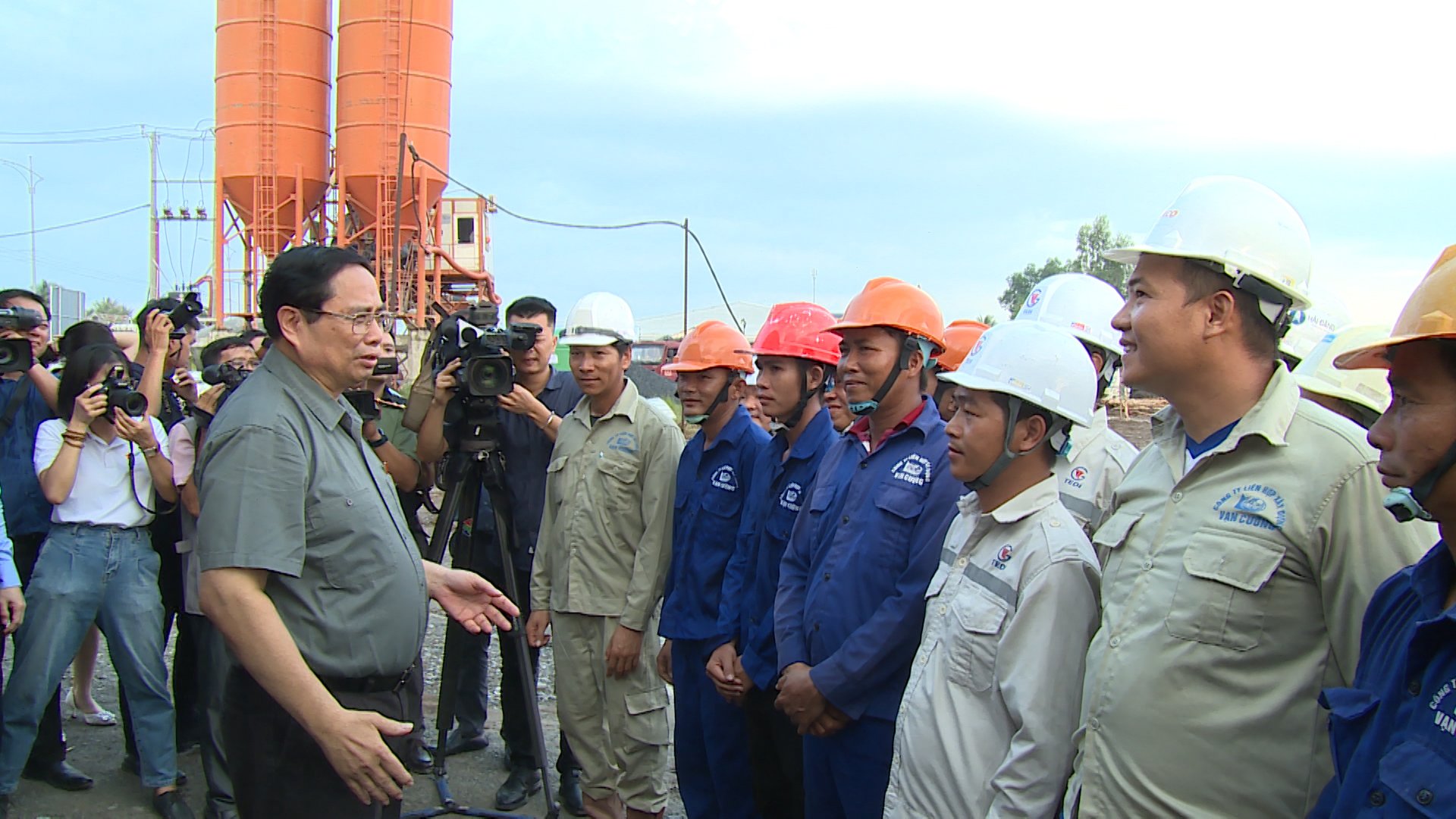 Thủ tướng yêu cầu sớm gỡ khó mặt bằng, vật liệu cho cao tốc trục ngang miền Tây- Ảnh 3.