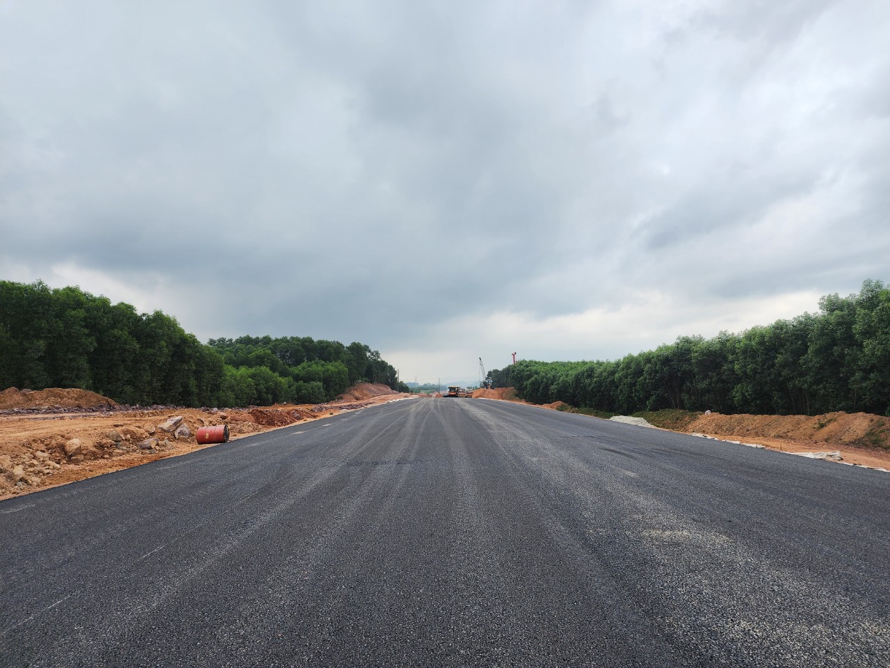 Thảm gần 2km bê tông nhựa đầu tiên trên tuyến cao tốc Bắc - Nam qua Hà Tĩnh- Ảnh 1.