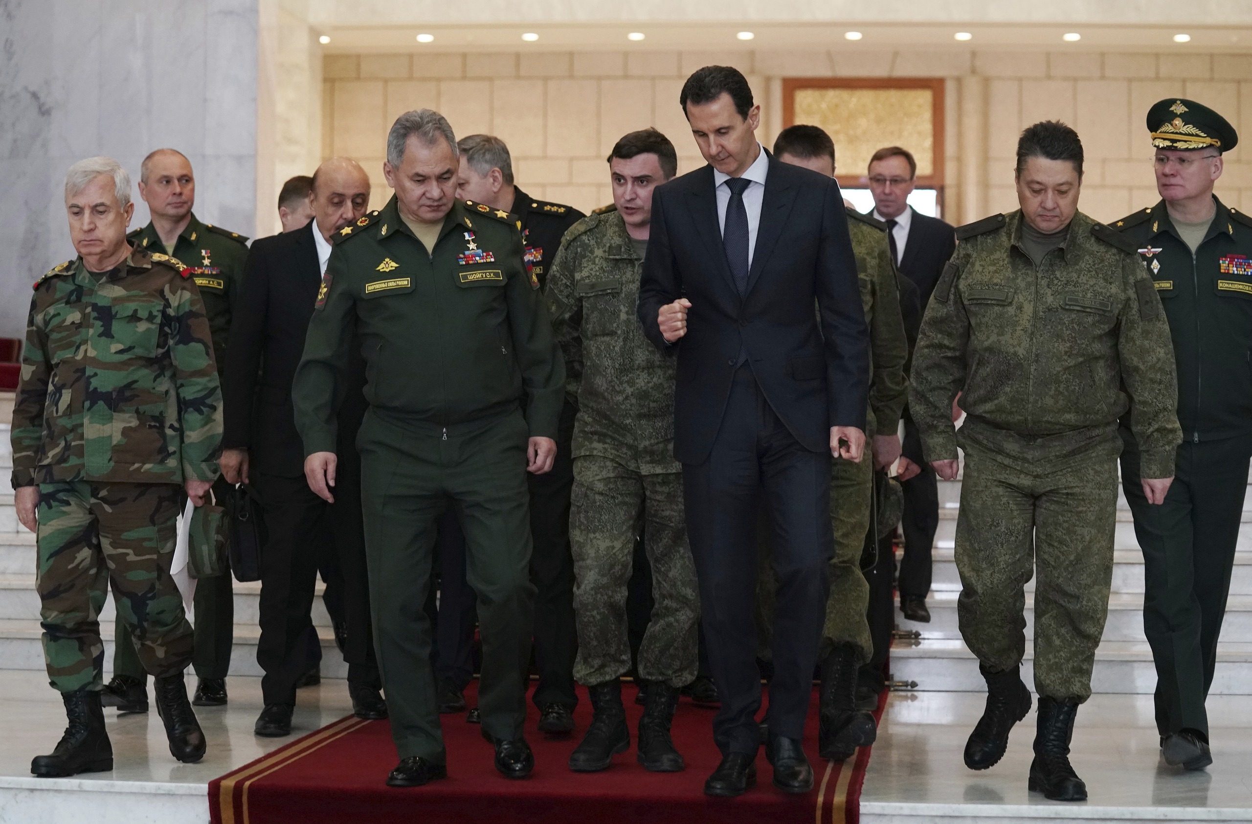 Lực lượng vũ trang do ông Shoigu lãnh đạo cũng tham gia hỗ trợ chính phủ Syria kể từ năm 2015 đến nay, giải phóng nhiều vùng đất của Syria khỏi tay những phần tử khủng bố. (Trong ảnh: Ông Shoigu và Tổng thống Syria Bashar al-Assad)