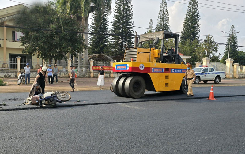 Lực lượng chức năng có mạt tại hiện trường điều tra nguyên nhân vụ tai nạn - Ảnh: Hoàng Qui.