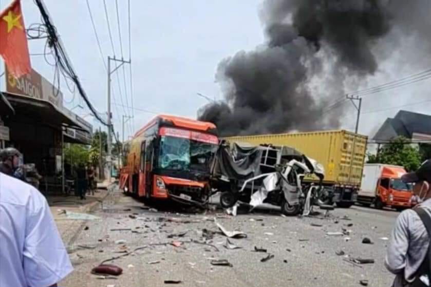 Tai nạn liên hoàn ở Bình Phước: Xe container bốc cháy dữ dội, 10 người đi cấp cứu- Ảnh 1.