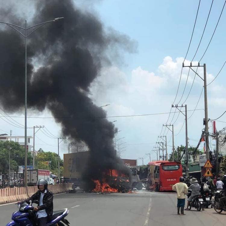 Tai nạn liên hoàn ở Bình Phước: Xe container bốc cháy dữ dội, 10 người đi cấp cứu- Ảnh 3.