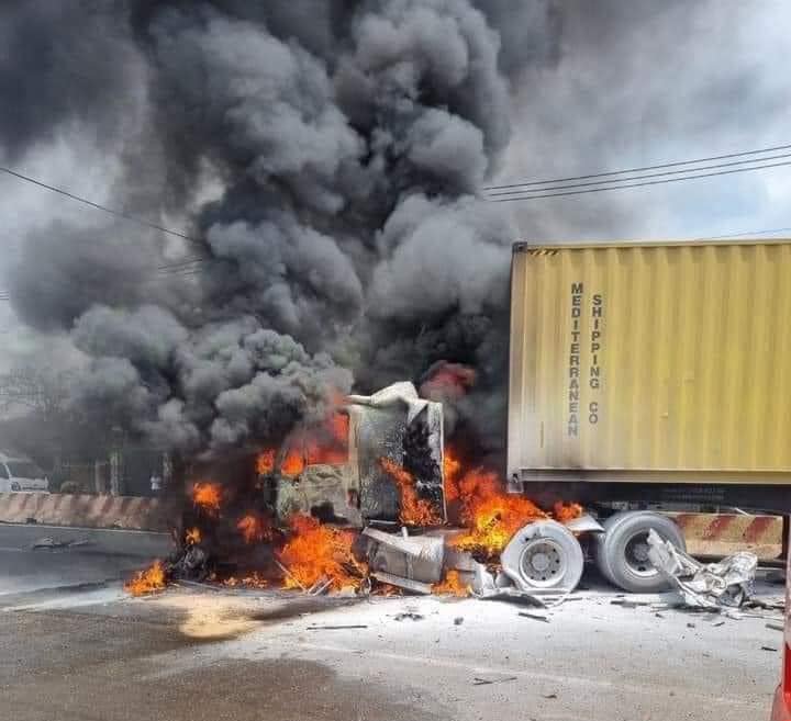 Tai nạn liên hoàn ở Bình Phước: Xe container bốc cháy dữ dội, 10 người đi cấp cứu- Ảnh 2.