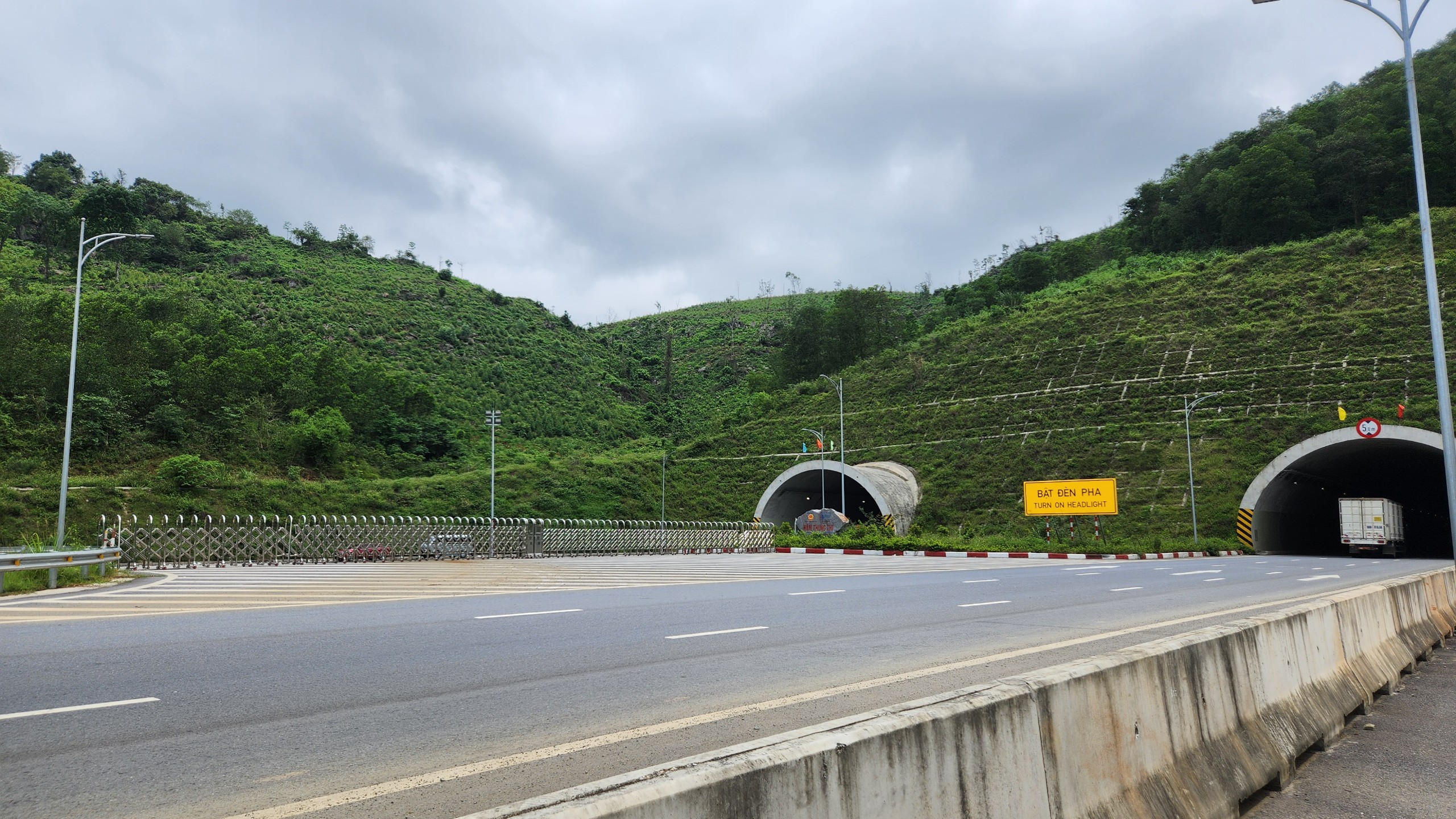 Công an xác minh việc nhiều xe chở đất phá rào vào cao tốc Mai Sơn - Quốc lộ 45- Ảnh 4.