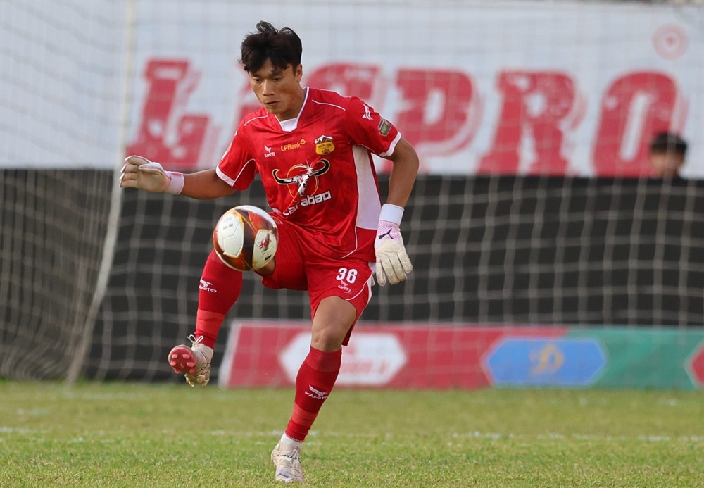 Quên hai thủ môn Việt kiều đi, đây mới là cái tên có phong độ ấn tượng nhất V-League- Ảnh 2.