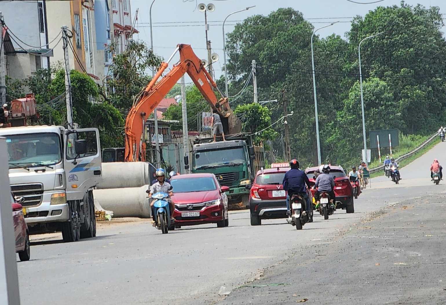 Dự án cải tạo đường tỉnh 295 qua Bắc Ninh: Xe chở đất đổ thải sai vị trí- Ảnh 1.