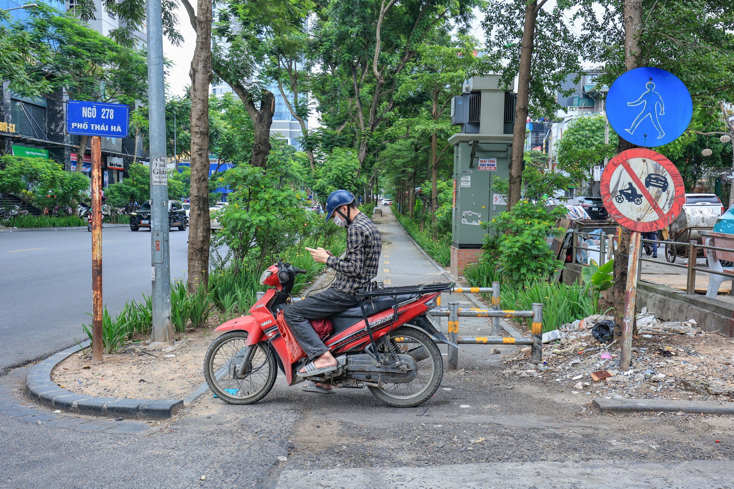 Nhếch nhác tuyến đường dành riêng cho người đi bộ, đi xe đạp ở Hà Nội- Ảnh 3.
